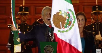 EL PRESIDENTE AMLO DA EL GRITO ANTE UN ZÓCALO VACIO.