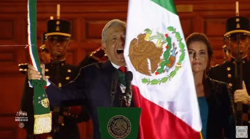 EL PRESIDENTE AMLO DA EL GRITO ANTE UN ZÓCALO VACIO.