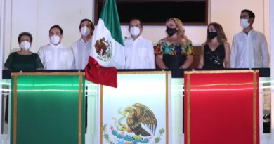 EL GOBERNADOR CARLOS JOAQUÍN ENCABEZÓ LA CEREMONIA DEL GRITO DE INDEPENDENCIA.