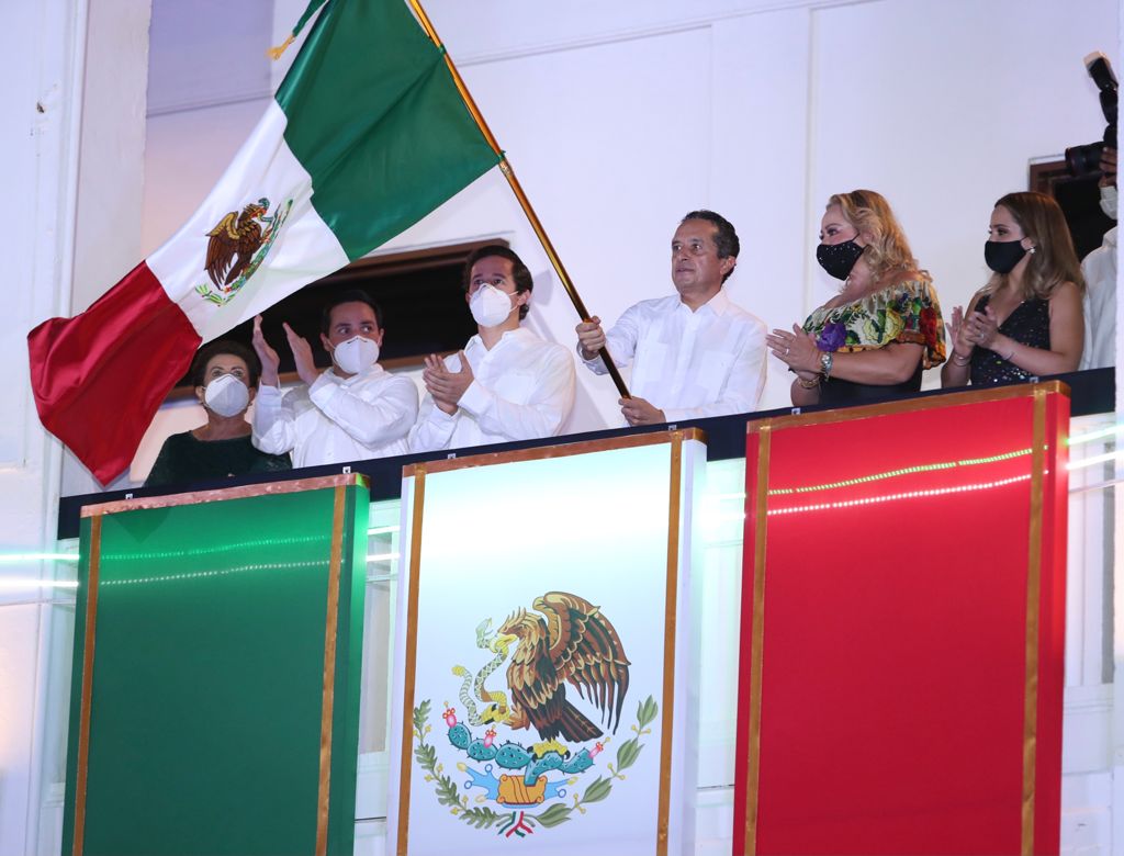 El gobernador Carlos Joaquín encabezó la ceremonia del Grito de Independencia; Quintana Roo conmemora el 211 aniversario.
