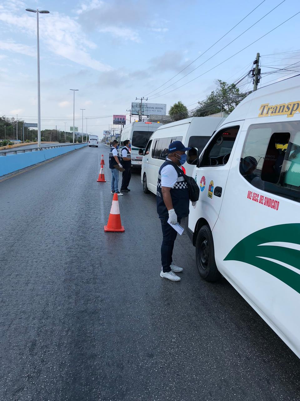 Sancionan a 700 choferes del transporte público en Quintana Roo; están renuentes a acatar las medidas sanitarias para evitar contagios de Covid.
