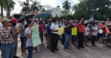 BURÓCRATAS DE FCP EN PARO MARCHAN HACIA HOTEL DEL EDIL JOSÉ ESQUIVEL.