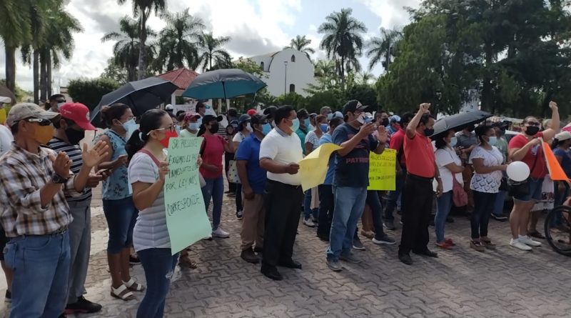 BURÓCRATAS DE FCP EN PARO MARCHAN HACIA HOTEL DEL EDIL JOSÉ ESQUIVEL.