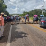 TRABAJADORES DEL AYUNTAMIENTO DE JOSÉ MARÍA MORELOS BLOQUEAN CARRETERA
