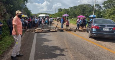 TRABAJADORES DEL AYUNTAMIENTO DE JOSÉ MARÍA MORELOS BLOQUEAN CARRETERA.