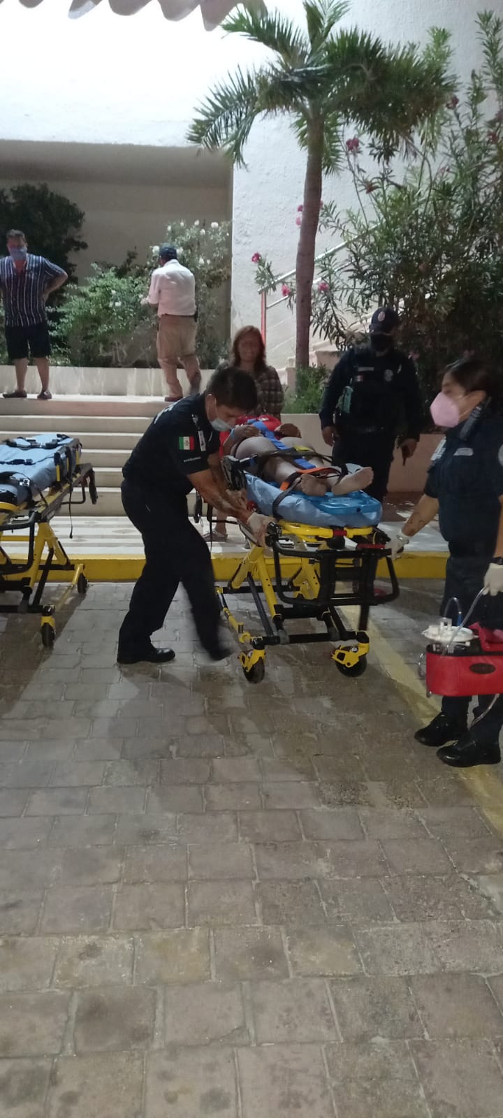 CAEN TURISTAS DE TERCER  PISO DE CONDOMINIO EN LA ZONA HOTELERA DE CANCÚN; UN HOMBRE Y UNA MUJER SUFRIERON LESIONES GRAVES.