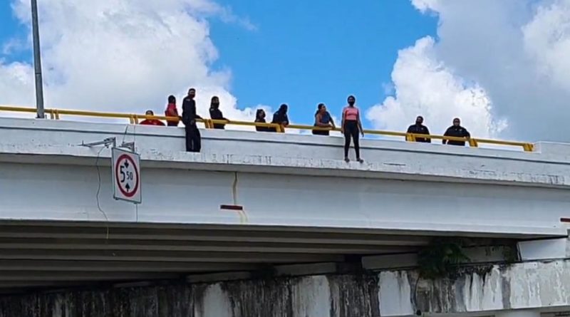 FRUSTRAN SUICIDIO DE UNA MUJER DESDE UN PUENTE EN CHETUMAL.