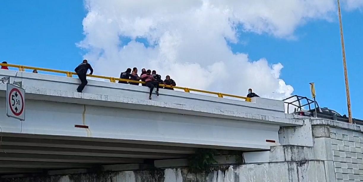 FRUSTRAN SUICIDIO DE UNA MUJER DESDE UN PUENTE EN CHETUMAL; ELEMENTOS DE LA POLICÍA LOGRARON PONERLA A SALVO.