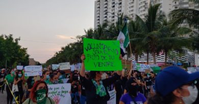 MARCHAN FEMINISTAS POR AVENIDAS DE CANCÚN; PIDEN DESPENALIZAR EL ABORTO EN QUINTANA ROO.