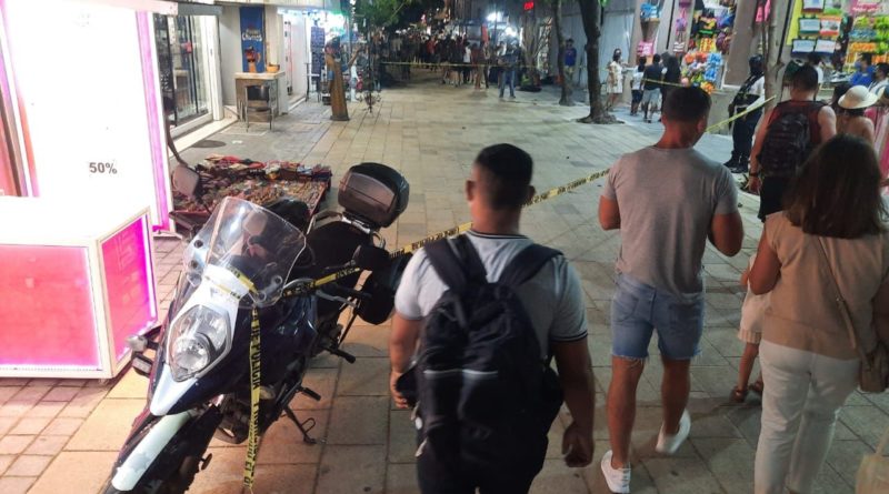 BALEAN A MUJER QUE SE ENCONTRABA EN LA QUINTA AVENIDA DE PLAYA DEL  CARMEN.