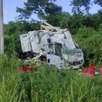 APARATOSA VOLCADURA DE UN CAMIÓN CERCA DE PLAYA DEL CARMEN
