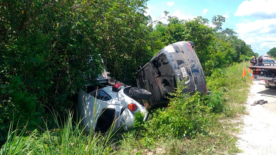 Cancún: encontronazo en el libramiento deja un muerto y tres lesionados; camioneta se impacta contra otra unidad estacionada.