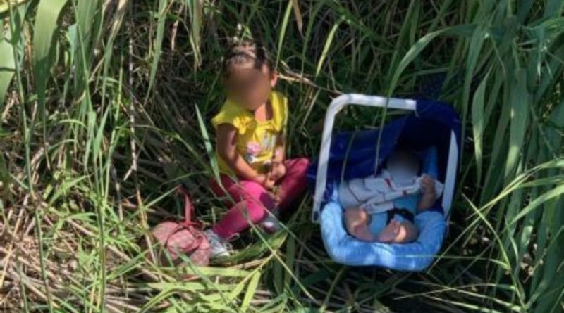 BEBÉ Y NIÑA SON ABANDONADOS A ORILLAS DEL RÍO GRANDE EN LA FRONTERA CON TEXAS.