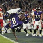 ¡VOLTERETA ESPECTACULAR! LAMAR JACKSON LIDERA LA VICTORIA DE RAVENS CONTRA CHIEFS