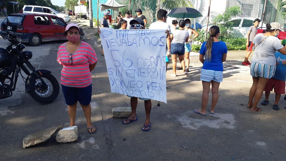 Esta mañana habitantes de la colonia irregular tomaron las oficinas en demanda de que se les reconecte el servicio.