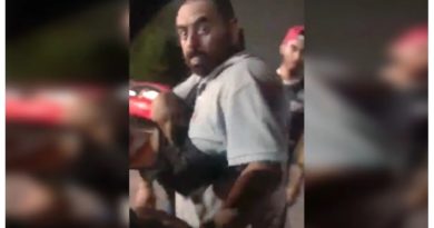 EXHIBEN A SUPUESTOS EMPLEADOS MUNICIPALES DE CANCÚN AMENAZANDO CON PISTOLA A AUTOMOVILISTA (VIDEO).