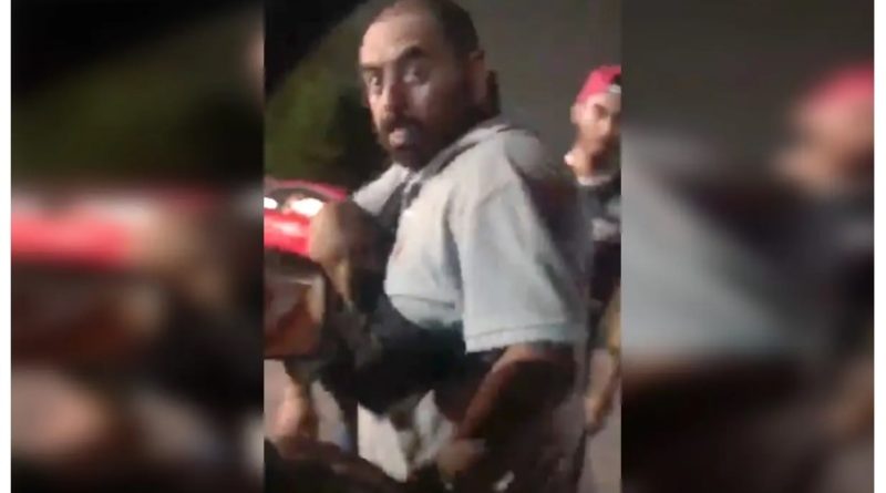 EXHIBEN A SUPUESTOS EMPLEADOS MUNICIPALES DE CANCÚN AMENAZANDO CON PISTOLA A AUTOMOVILISTA (VIDEO).