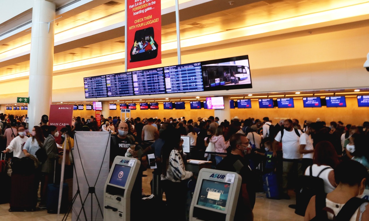 Aeropuerto de Cancún, con 463 operaciones y una conexión con 54 destinos de 14 países; continúa el flujo de turismo aérea al destino.