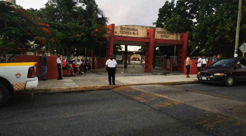 IMPLEMENTAN MEDIDAS DE VIGILANCIA A LAS ENTRADAS DE ESCUELAS EN CANCÚN.