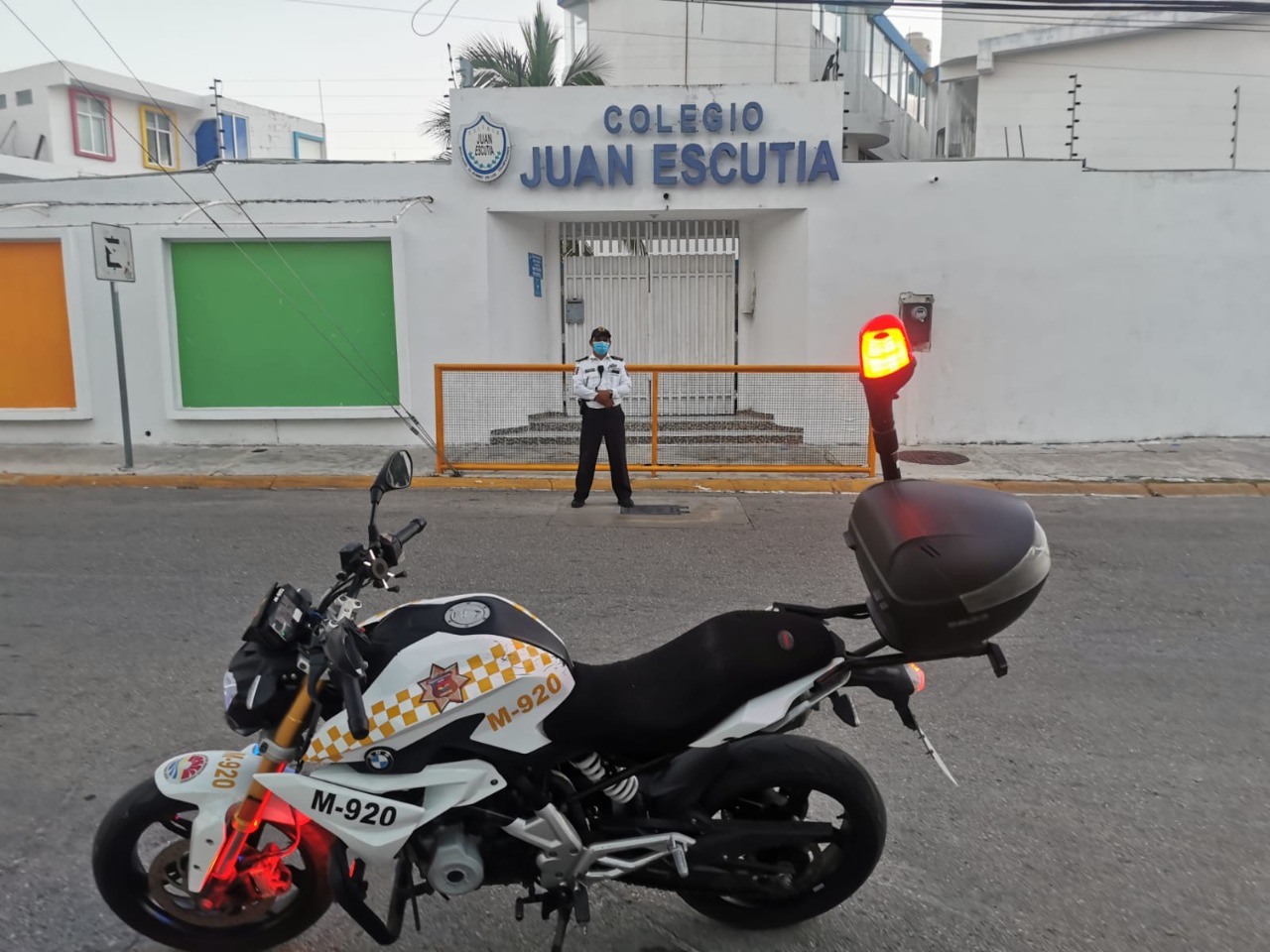 Implementan medidas de vigilancia a las entradas de escuelas en Cancún; buscan hacer conciencia en materia de vialidad.