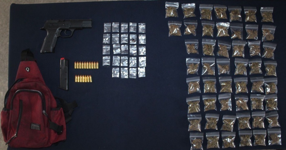 Les aseguraron una pistola con un cargador y 17 cartuchos, 50 bolsitas con marihuana y 22 bolsitas con sustancia con cristal.
