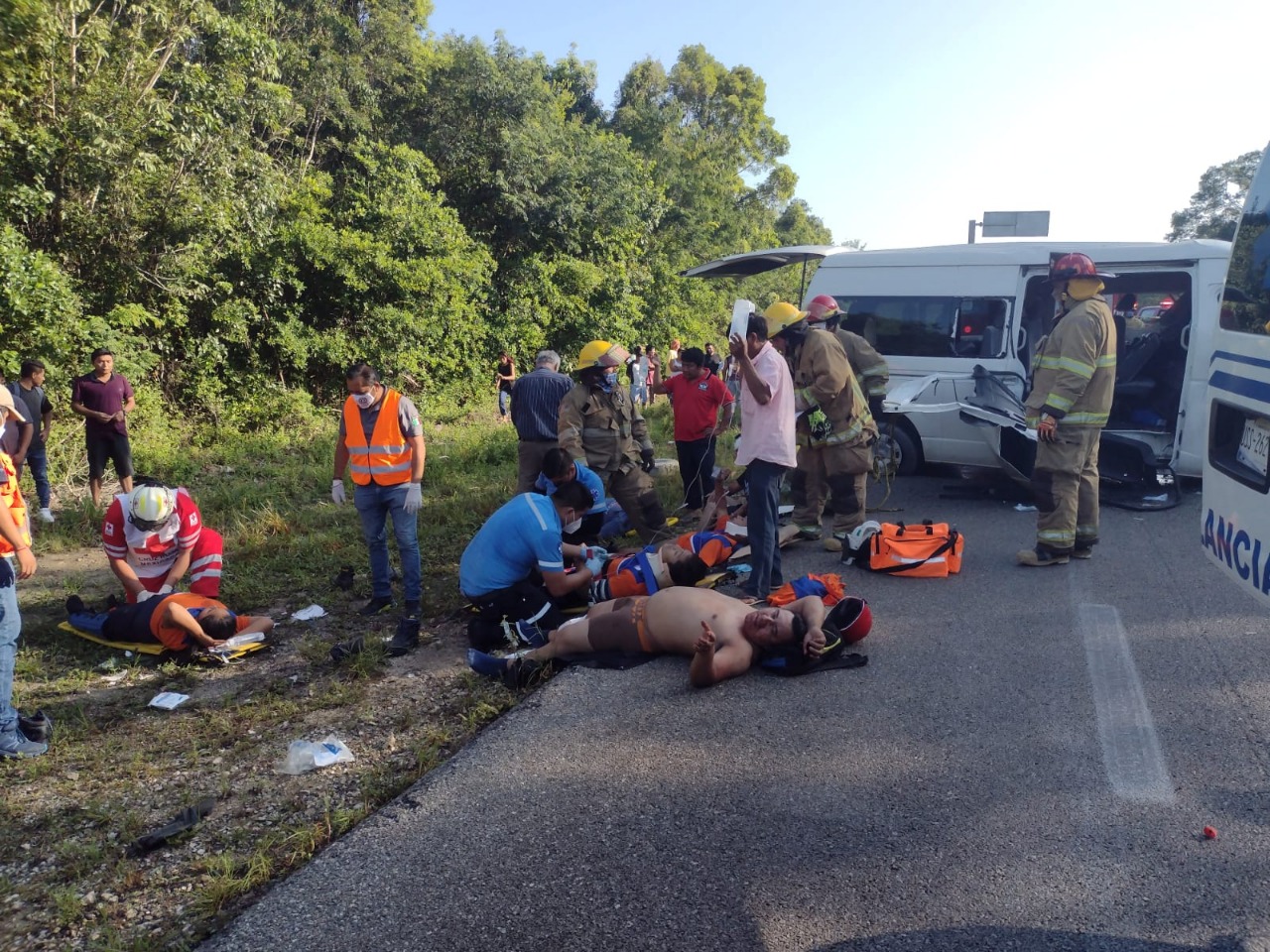 Van que transportaba a trabajadores de Chedraui fue impactada de frente pro una camioneta cuyo chofer invadió el carril.