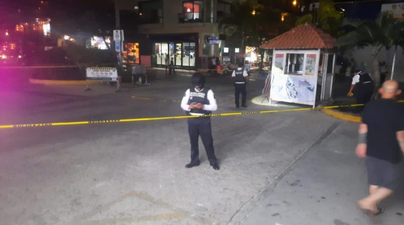 ASESINAN A POLICÍA TURÍSTICO EN CASETA DE VIGILANCIA DE LA QUINTA AVENIDA DE PLAYA DEL CARMEN.