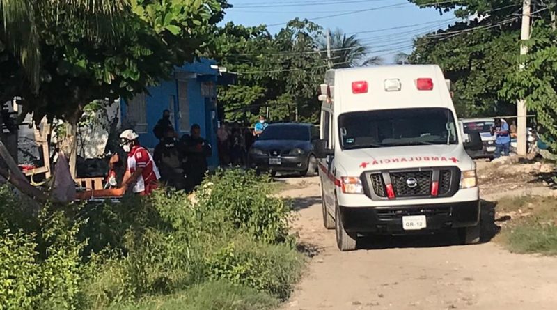 BALEAN A SUJETO AFUERA DE SU CASA EN ZONA DE INVASIÓN DE CANCÚN.