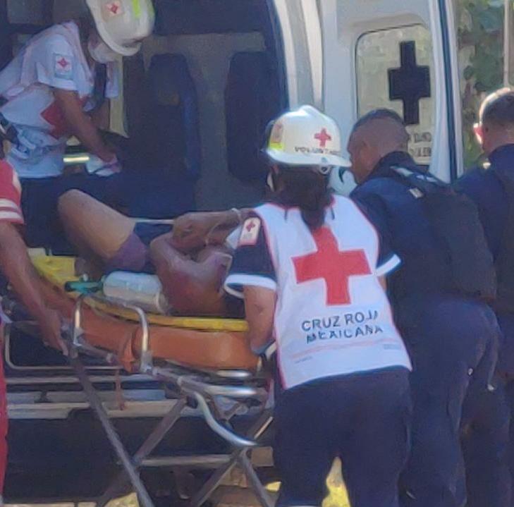 Paramédicos de la Cruz Roja lo trasladaron de emergencia al Hospital General, por los impactos que recibió.