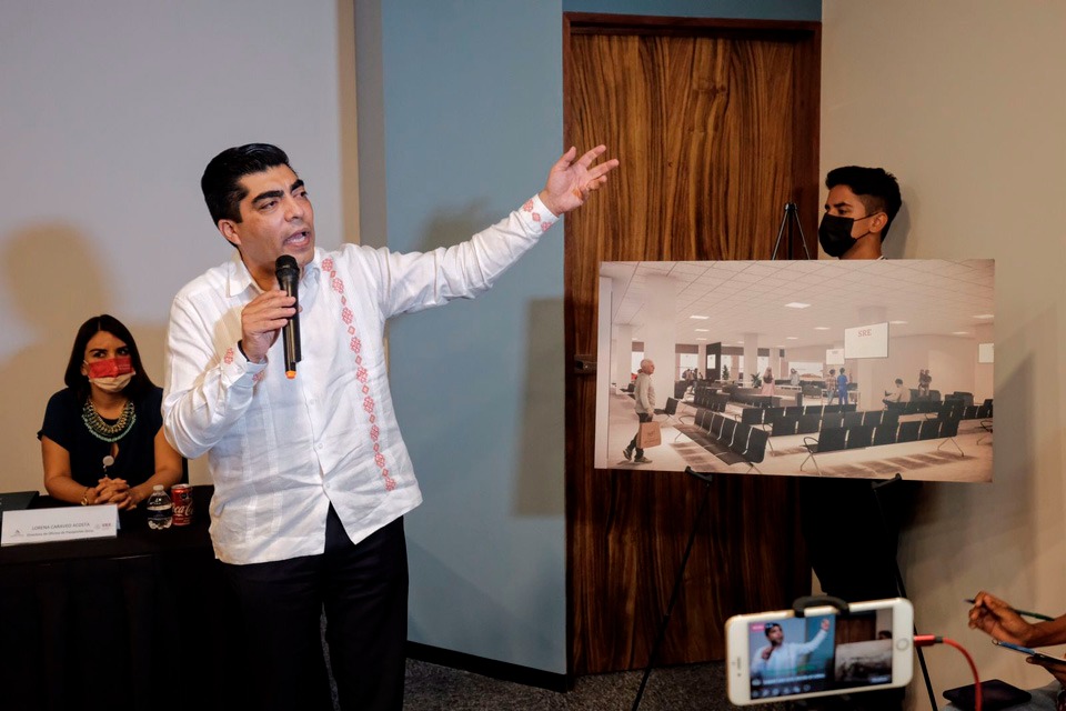 Carlos Candelaria López, director general de Delegaciones de la SRE, anunció el cambio a Plaza Marina Puerto Cancún.