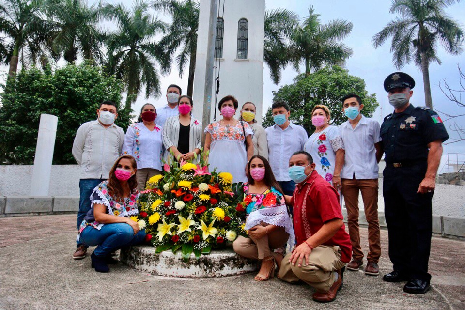 La presidenta municipal Mary Hernández, encabezó el homenaje cívico y una ceremonia maya.