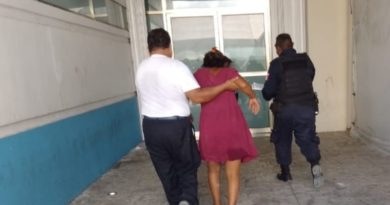 AUXILIAN POLICÍAS DE CANCÚN A UNA MUJER A PUNTO DE DAR A LUZ.