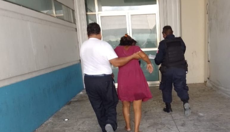 AUXILIAN POLICÍAS DE CANCÚN A UNA MUJER A PUNTO DE DAR A LUZ.