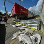 ESPECTACULAR SE DESPLOMA EN CÉNTRICA CALLE DE CANCÚN Y AFECTA A LA VIALIDAD (VIDEO)