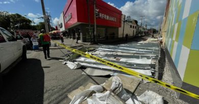 ESPECTACULAR SE DESPLOMA EN CÉNTRICA CALLE DE CANCÚN Y AFECTA A LA VIALIDAD (VIDEO)