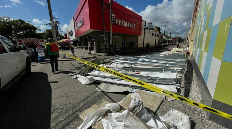 ESPECTACULAR SE DESPLOMA EN CÉNTRICA CALLE DE CANCÚN Y AFECTA A LA VIALIDAD (VIDEO)