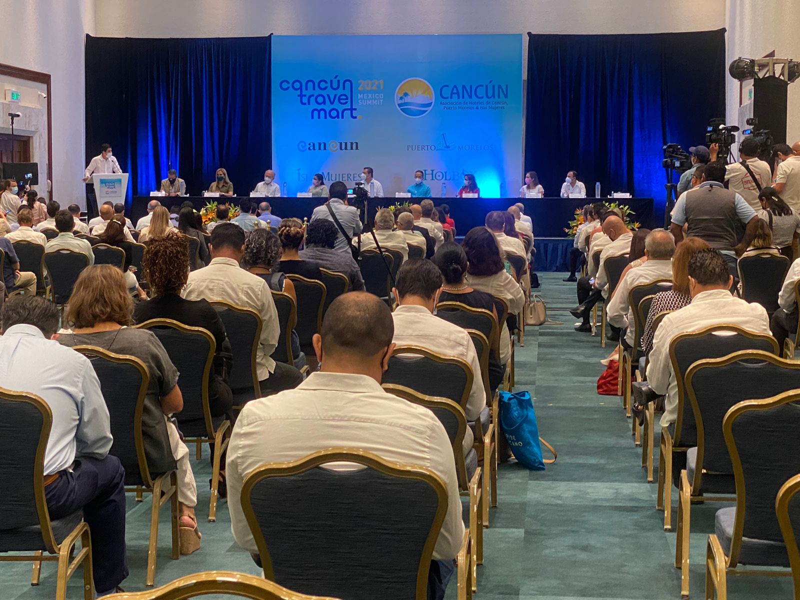 Autoridades de los tres órdenes de gobierno, cónsules y representantes de diversas organizaciones de la industria Hotelera y turística se dieron cita en la Zona Hotelera de Cancún.