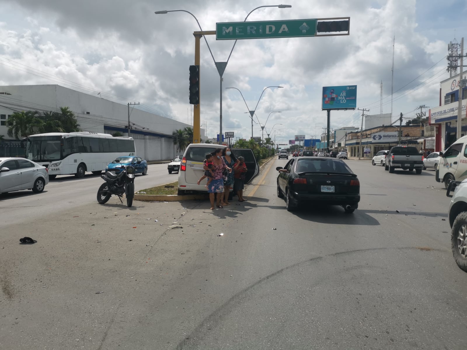 Camioneta particular impacta a un taxi de Leona vicario y lo estrella contra un poste de los semáforos.