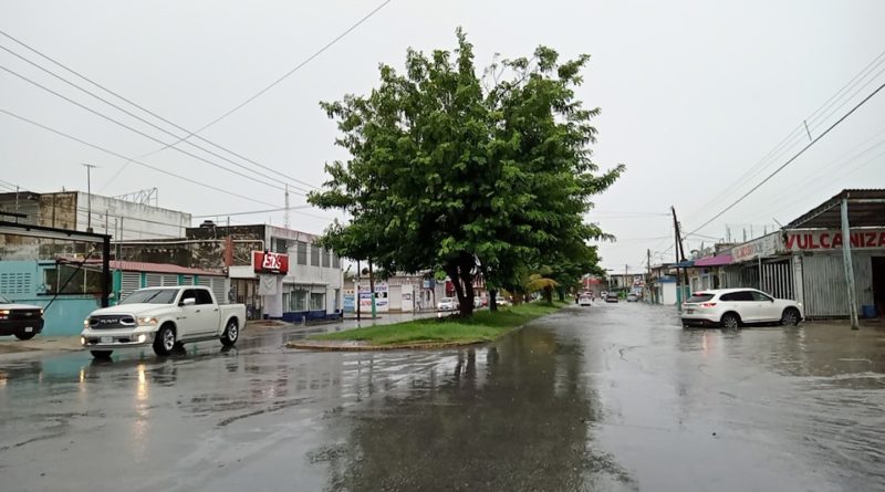 INTENSAS LLUVIAS EN CHETUMAL AFECTAN TRÁNSITO VEHICULAR.