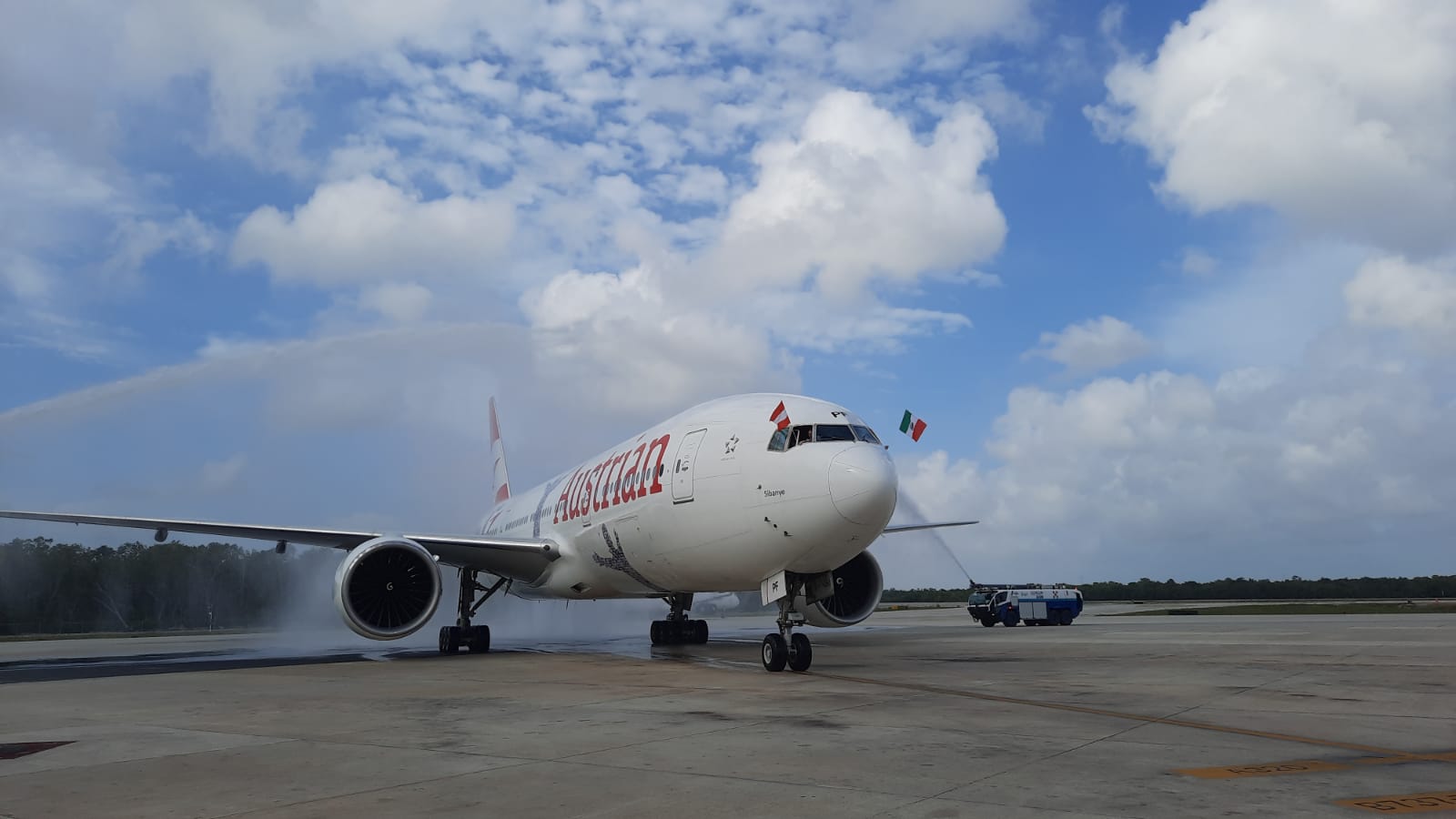 Honrando esta  visión, la tarde de hoy ha aterrizado el primer vuelo de Austrian a Cancún en casi dos décadas  recibiendo una honorable bienvenida.