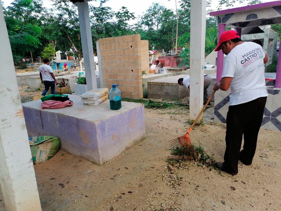 Se llevan a cabo trabajos de mantenimiento y limpieza de los camposantos, previo a la celebración de los Fieles Difuntos.