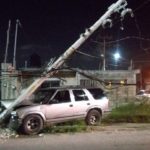 EBRIO CONDUCTOR CHOCA CONTRA POSTE DE LUZ Y DEJA SIN ENERGÍA ELÉCTRICA VARIAS COLONIAS EN CANCÚN