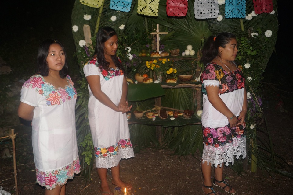 Al mismo tiempo, amenizarán el ambiente orquestas jaraneras y grupos de baile de jarana para recordar a los fieles difuntos.