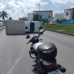 APARATOSA VOLCADURA DE CAMIONETA POR MALAS CONDICIONES DEL BULEVAR COLOSIO DE CANCÚN