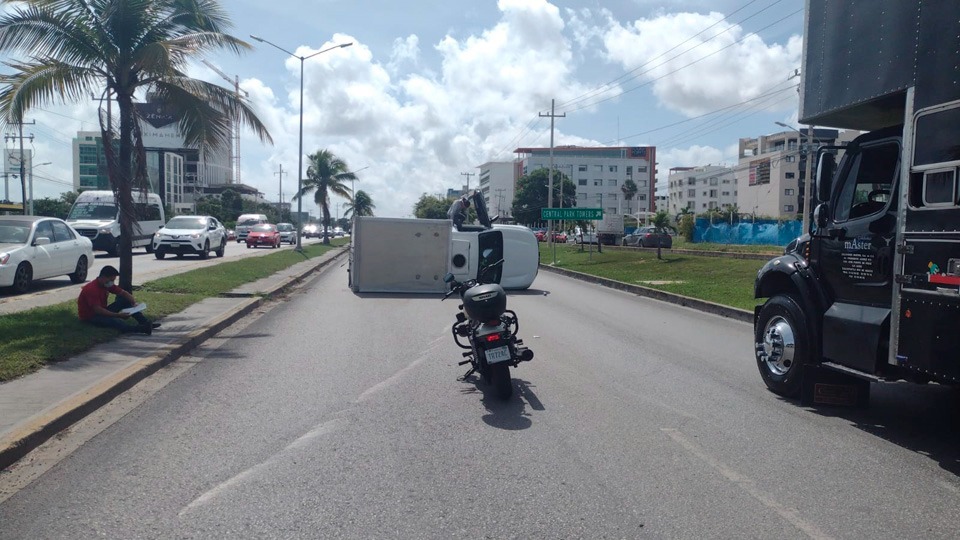 El accidente se registró a las 13:30 horas a la altura del hospital Galenia en el carril que conduce hacía el aeropuerto.