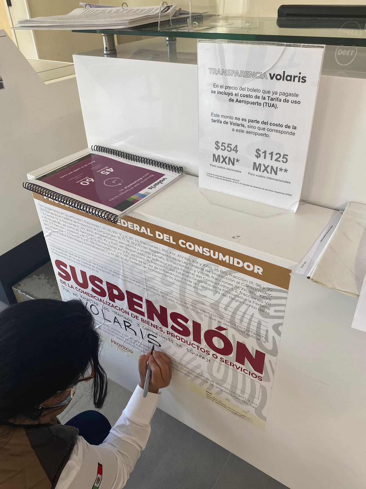 La Procuraduría Federal del Consumidor colocó sellos de suspensión en los mostradores de Volaris y Viva Aerobús, de los aeropuertos de San Luis Potosí y Puerto Vallarta.