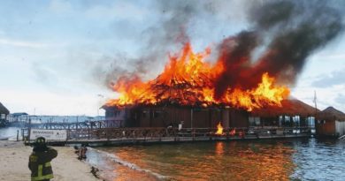 SE QUEMA PALAPA DEL RESTAURANTE LAS GAVIOTAS EN PLAYA LAS PERLAS DE CANCÚN (VIDEO).