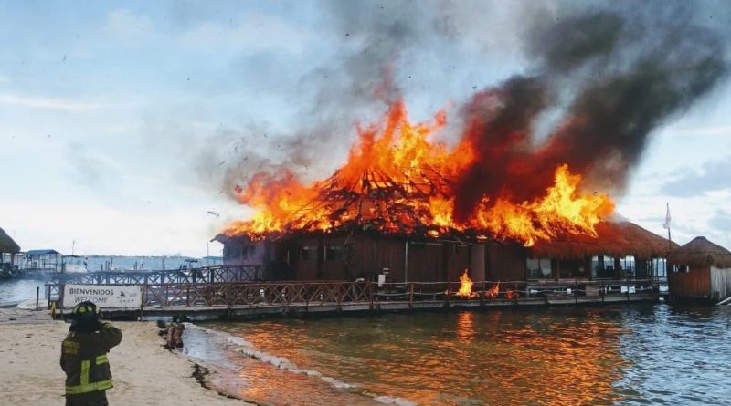 SE QUEMA PALAPA DEL RESTAURANTE LAS GAVIOTAS EN PLAYA LAS PERLAS DE CANCÚN (VIDEO).