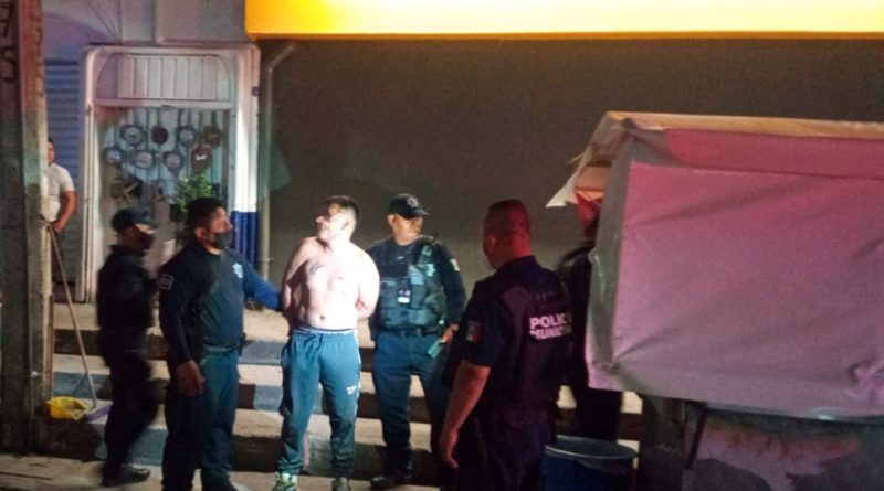 EN PLAYA DEL CARMEN LA POLICÍA DETIENE A UN VIOLENTO INDIVIDUO ALCOHOLIZADO.