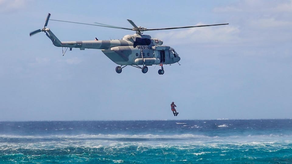 Se realizó una práctica de búsqueda para la recuperación de una persona en el mar, en un ejercicio con un helicóptero MI17 que sobrevoló.
